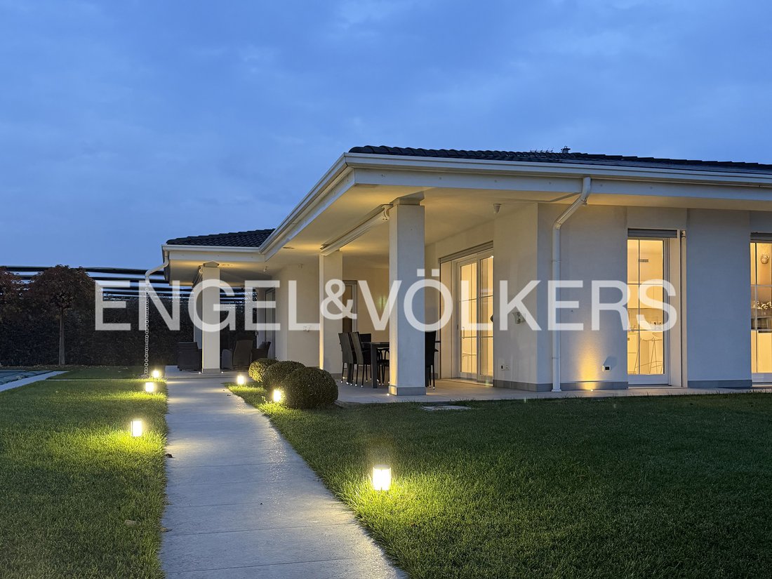 Villa in Villafranca di Verona, Veneto, Italy 1 - 17002401
