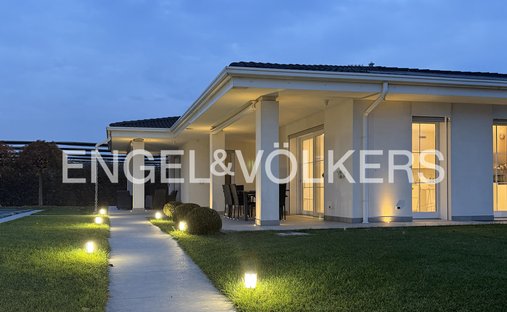 Villa in Villafranca di Verona, Veneto, Italy 1