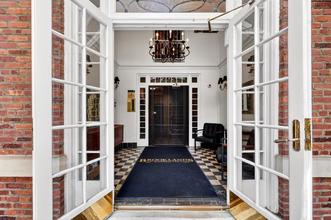 Bronxville, New York, United States 2 - 18207930