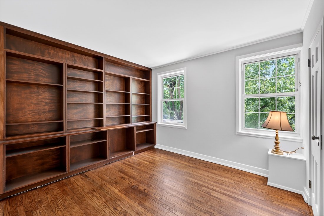 Bronxville, New York, United States 4 - 18207930
