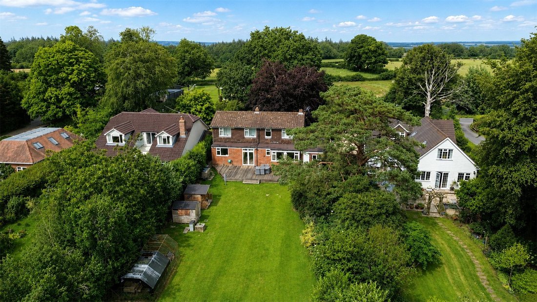 House in Four Marks, England 4 - 18147696