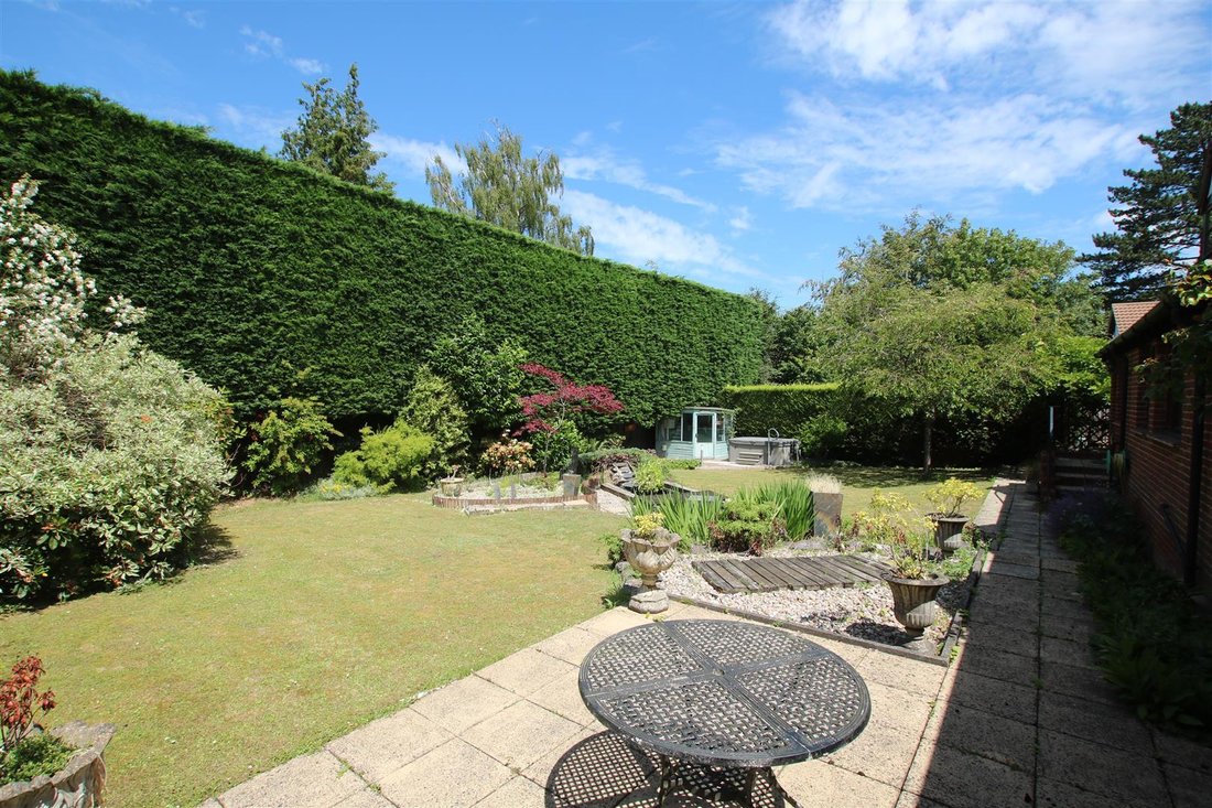 House in Hawks Hill, Fetcham, England 2 - 17486296