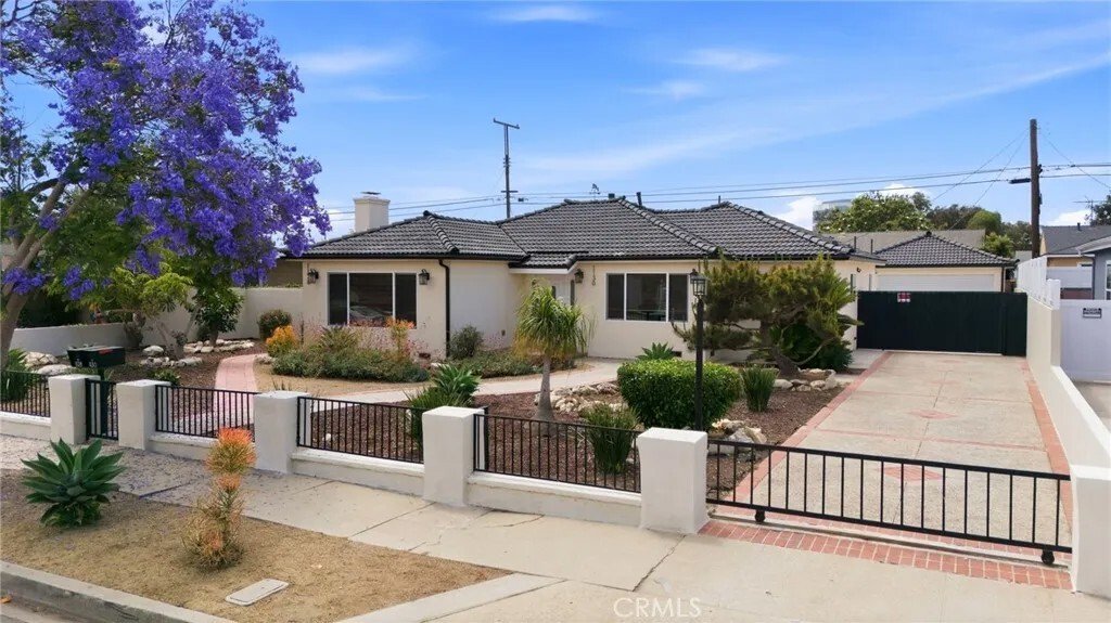 Gardena, California, United States 1 - 18208096