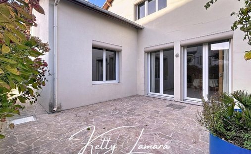 House in Langevin, Saint-Cyr-l'Ecole, France 1
