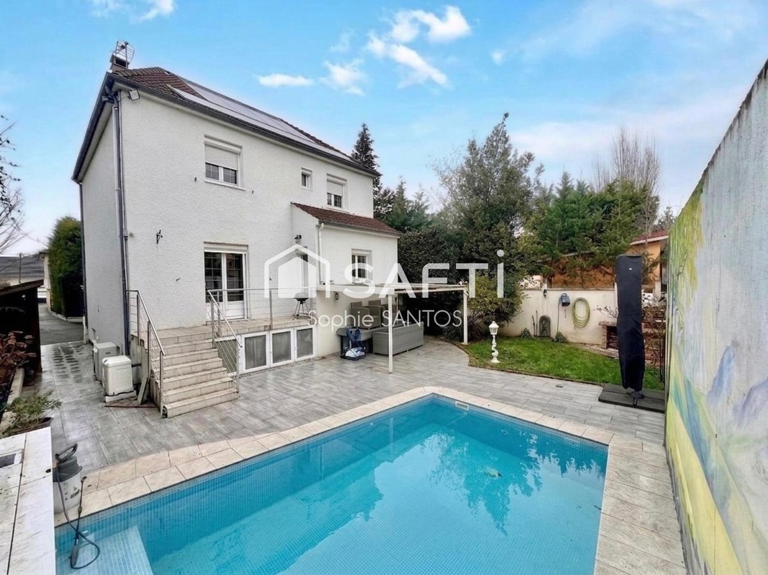 House in Neuilly-Plaisance, Ile-de-France, France 1 - 18210596