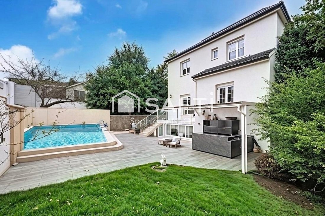 House in Neuilly-Plaisance, Ile-de-France, France 2 - 18210596