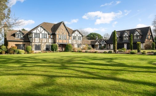 Haus in Oxshott, Elmbridge, England 1