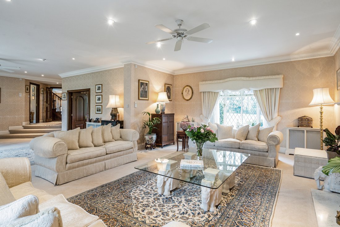 House in Oxshott, Elmbridge, England 5 - 18210098