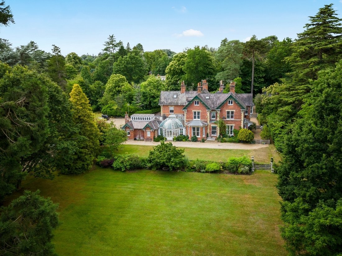 House in Sunningdale, England 1 - 18210149