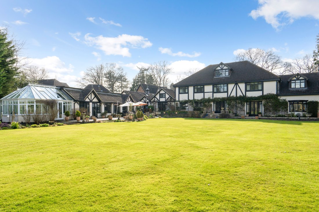 House in Oxshott, Elmbridge, England 2 - 18210098