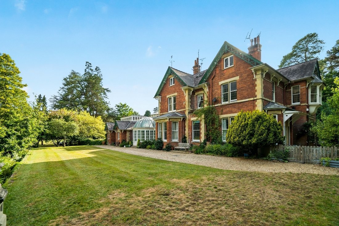 House in Sunningdale, England 3 - 18210149