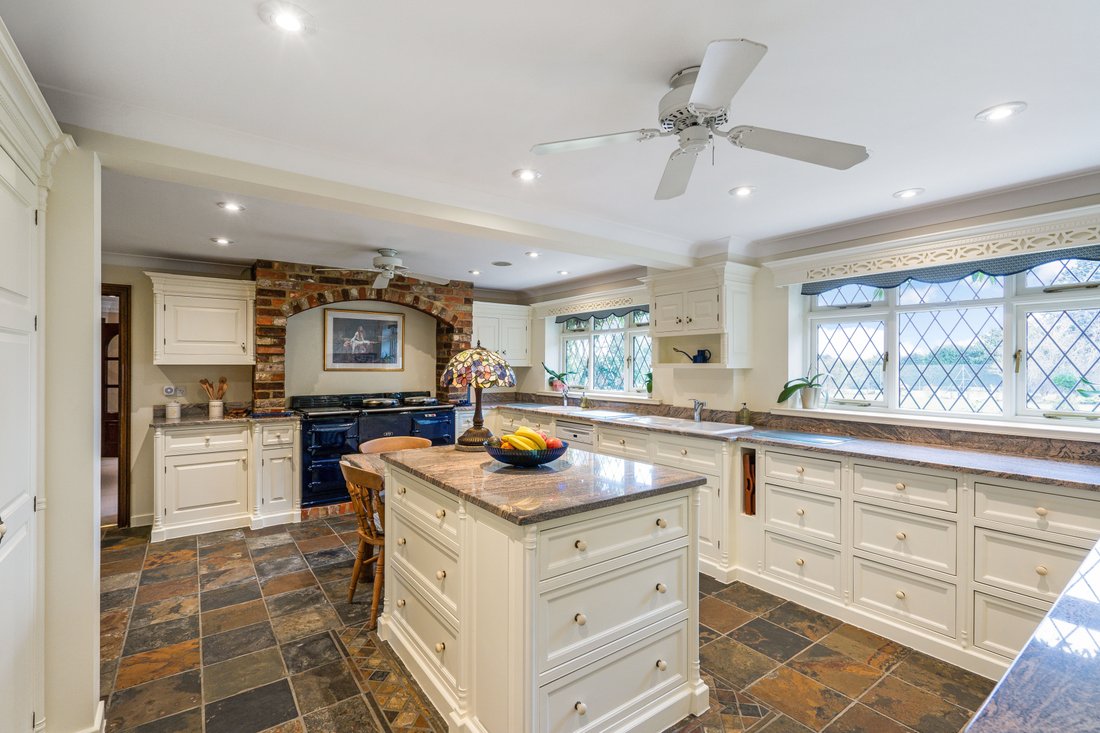 House in Oxshott, Elmbridge, England 3 - 18210098