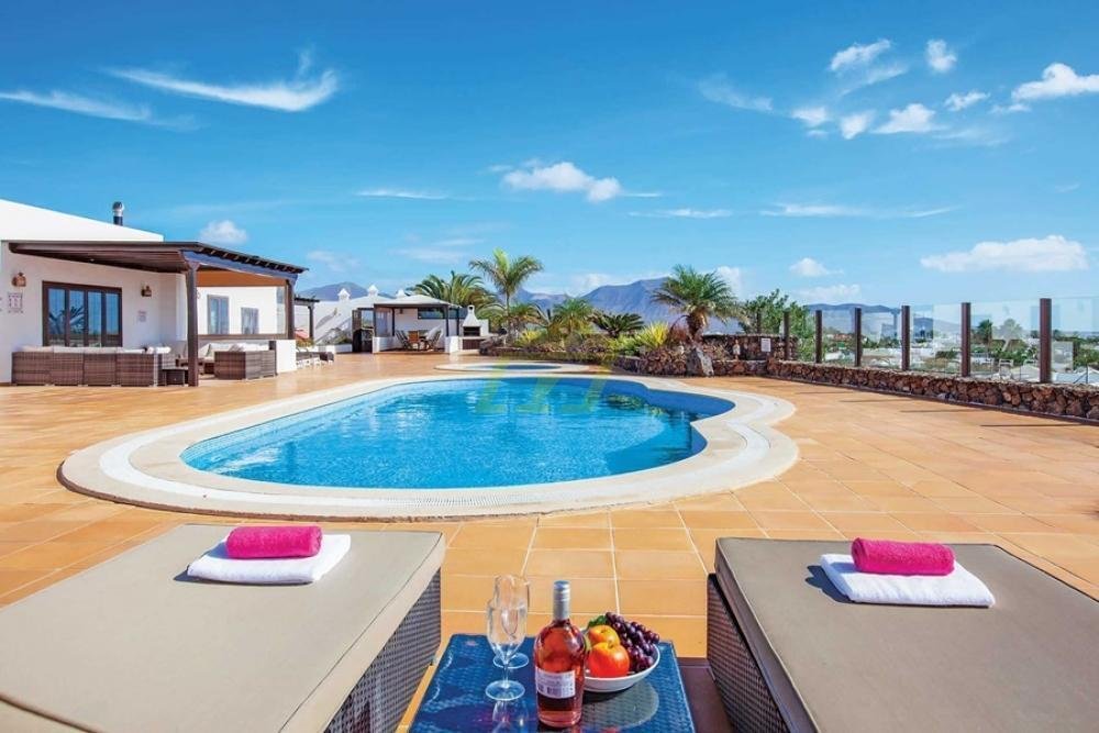Villa in Playa Blanca, Yaiza, Spain 4 - 18210075
