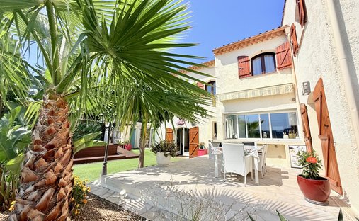Villa in Maurice Jeanpierre, Le Cannet, France 1
