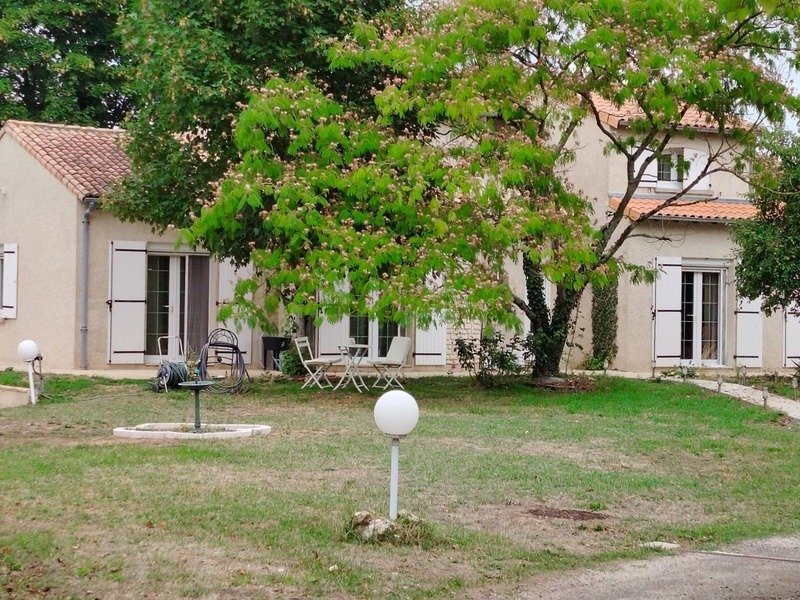 Villa in Neuville-de-Poitou, Nouvelle-Aquitaine, France 1 - 18212108