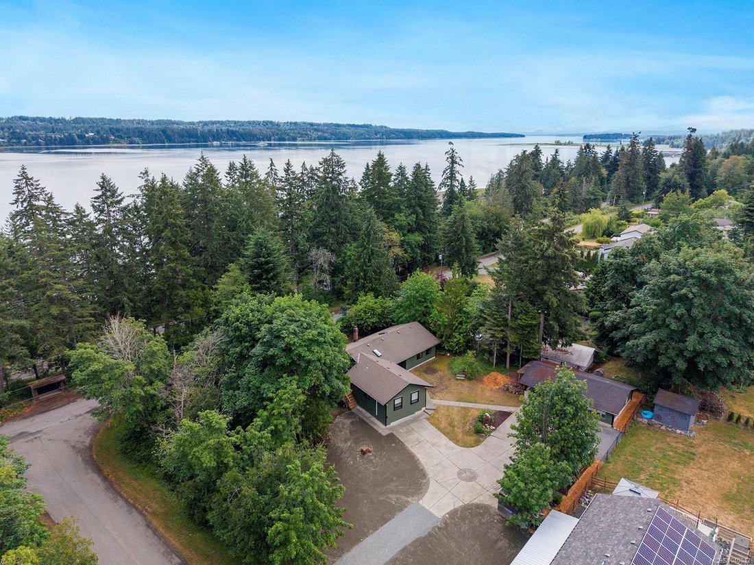 House in Fanny Bay, British Columbia, Canada 1 - 18211576