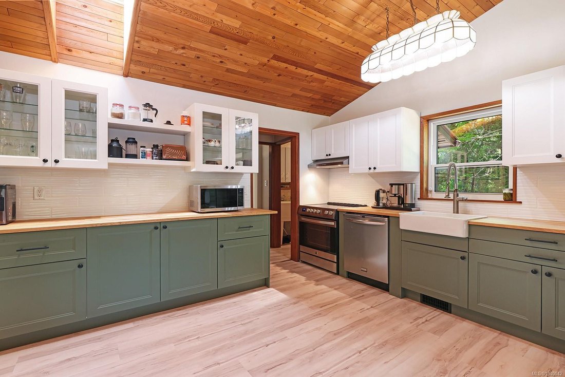 House in Fanny Bay, British Columbia, Canada 5 - 18211576