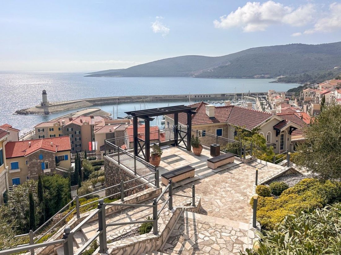 Apartment in Milovići, Tivat Municipality, Montenegro 2 - 18211832