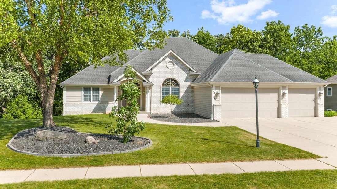 House in Waukesha, Wisconsin, United States 3 - 18211238