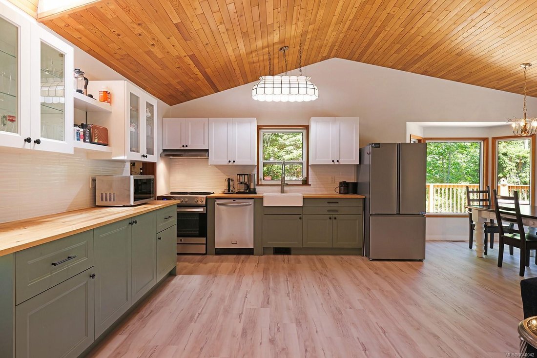 House in Fanny Bay, British Columbia, Canada 4 - 18211576