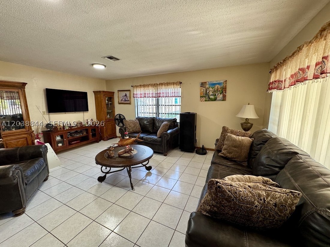 House in Opa-locka, Florida, United States 5 - 18211114