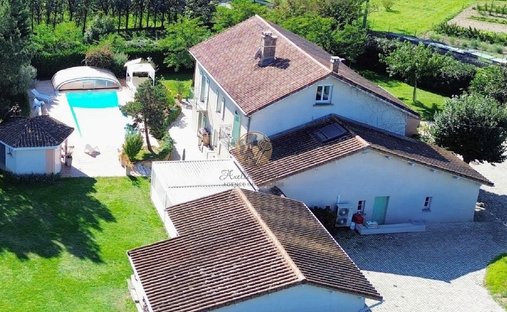 Estate in Zone Centrale, Chaponost, France 1