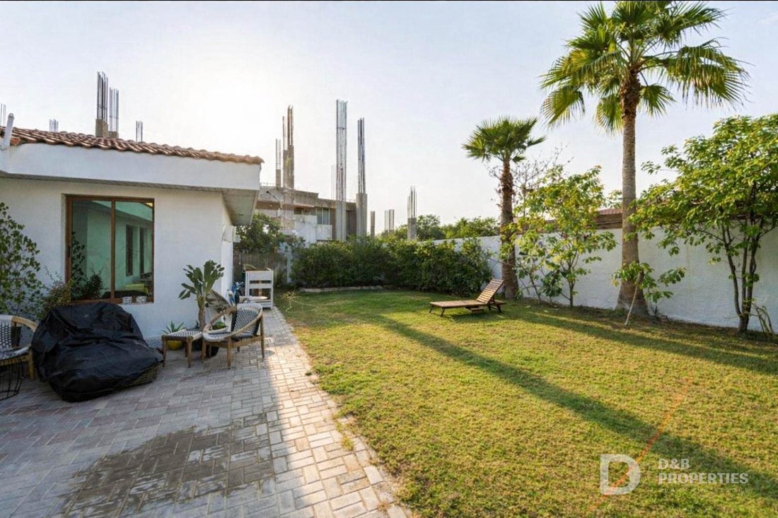 Villa in Umm Suqeim, Dubai, United Arab Emirates 2 - 18071480