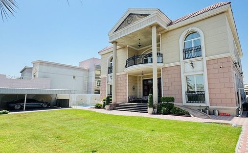 Villa in Muhaisnah, Dubai, United Arab Emirates 1