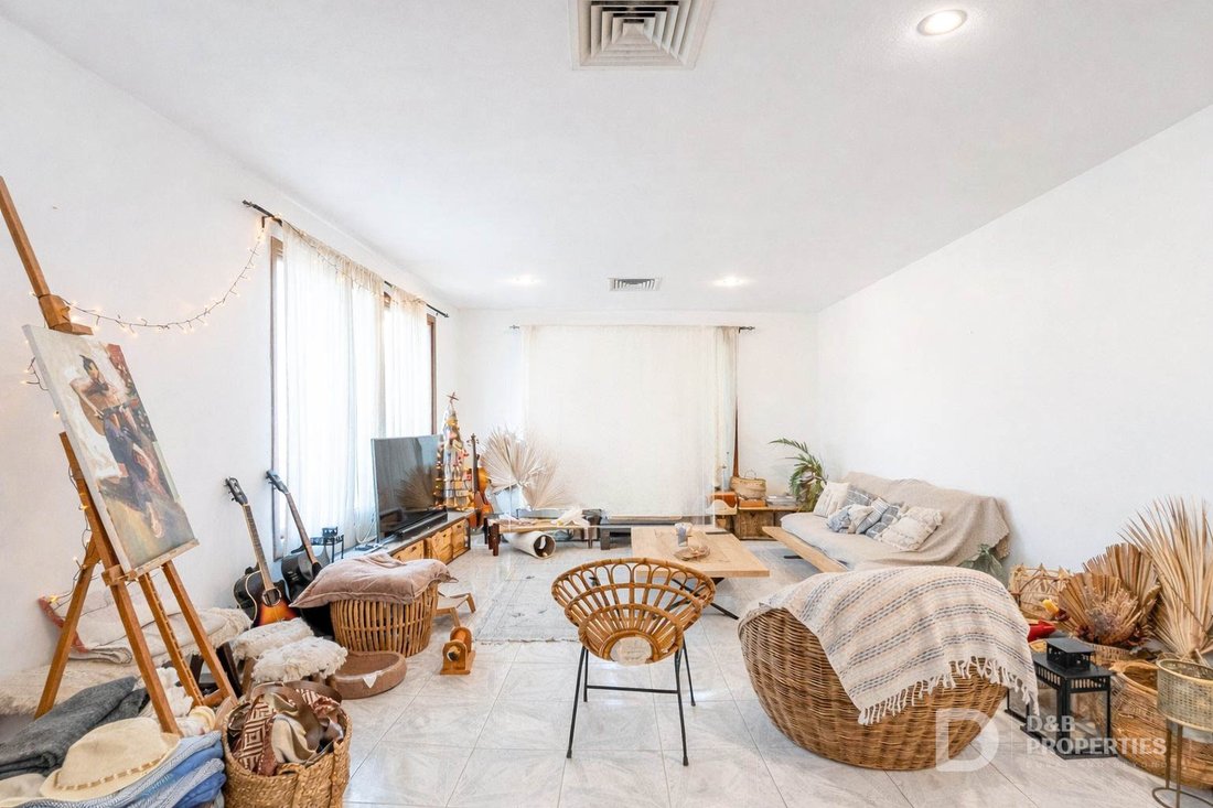 Villa in Umm Suqeim, Dubai, United Arab Emirates 3 - 18071480