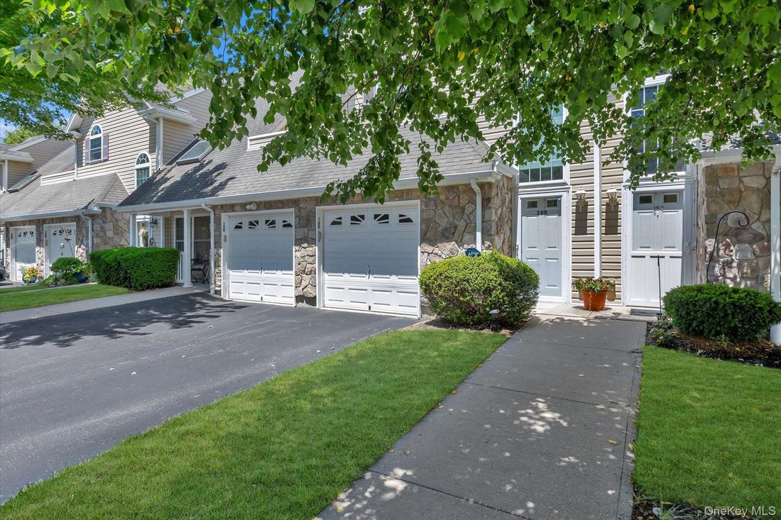 Condo in Huntington Station, New York, United States 1 - 18213112
