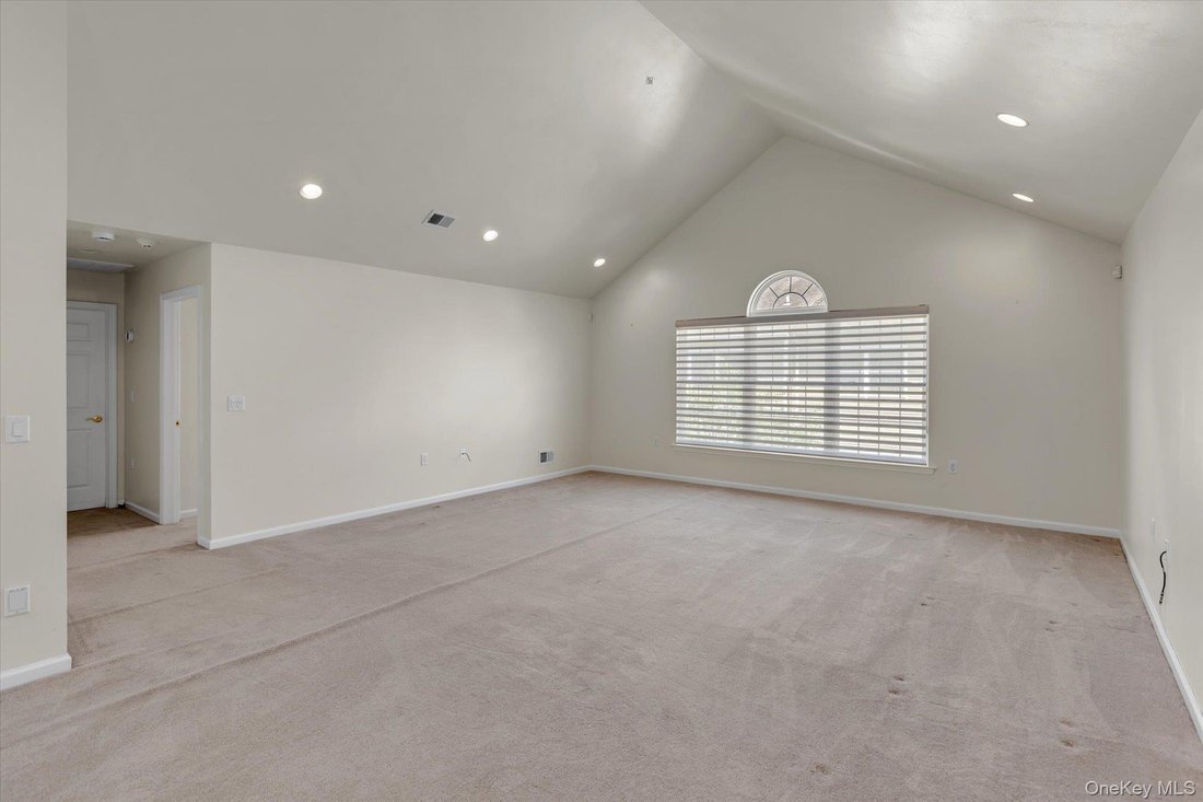 Condo in Huntington Station, New York, United States 5 - 18213112