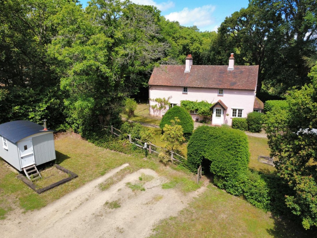 House in Tilford, England 1 - 17075345
