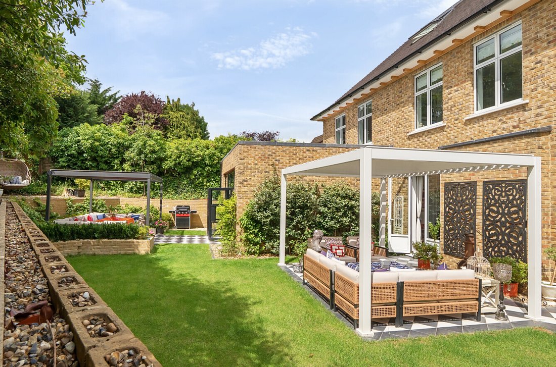 House in Barnet, England 3 - 18211246