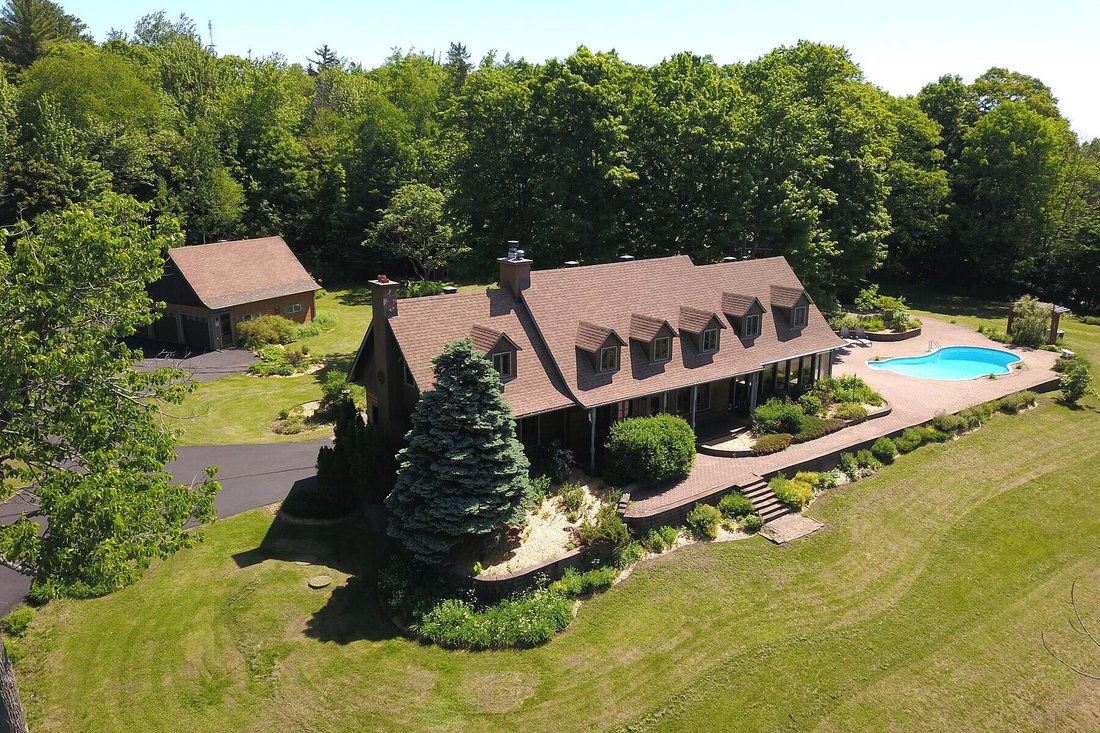 House in Saint-Hippolyte, Quebec, Canada 1 - 18213011