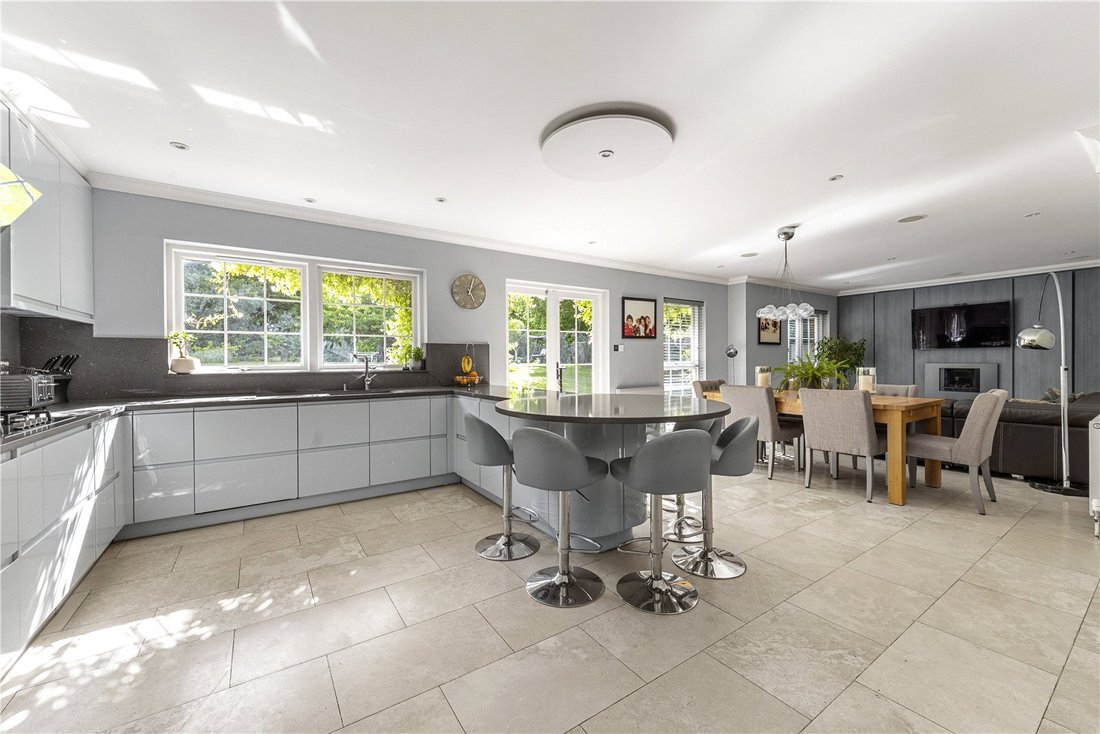 House in Oxshott, Elmbridge, England 4 - 18213147