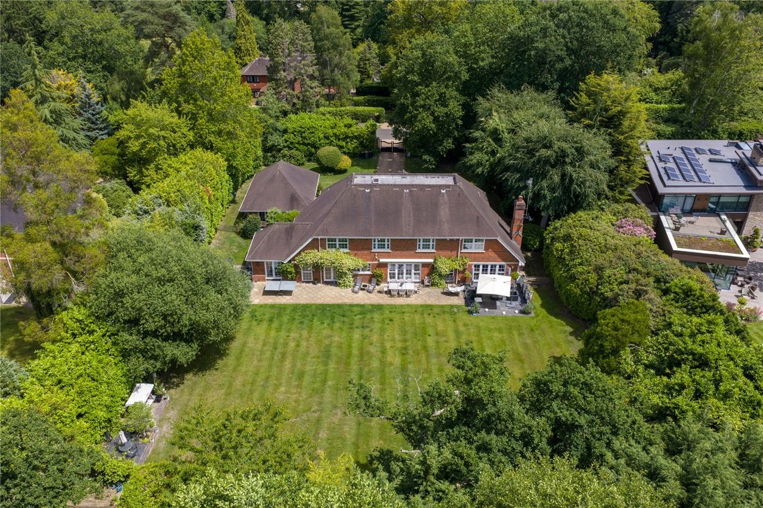 House in Oxshott, Elmbridge, England 2 - 18213147