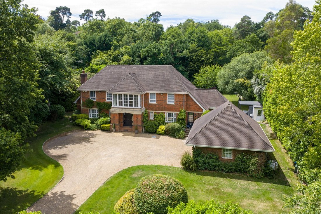 House in Oxshott, Elmbridge, England 1 - 18213147