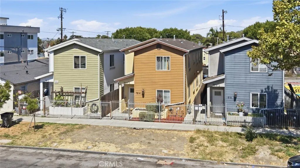 Los Angeles, California, United States 2 - 18211721