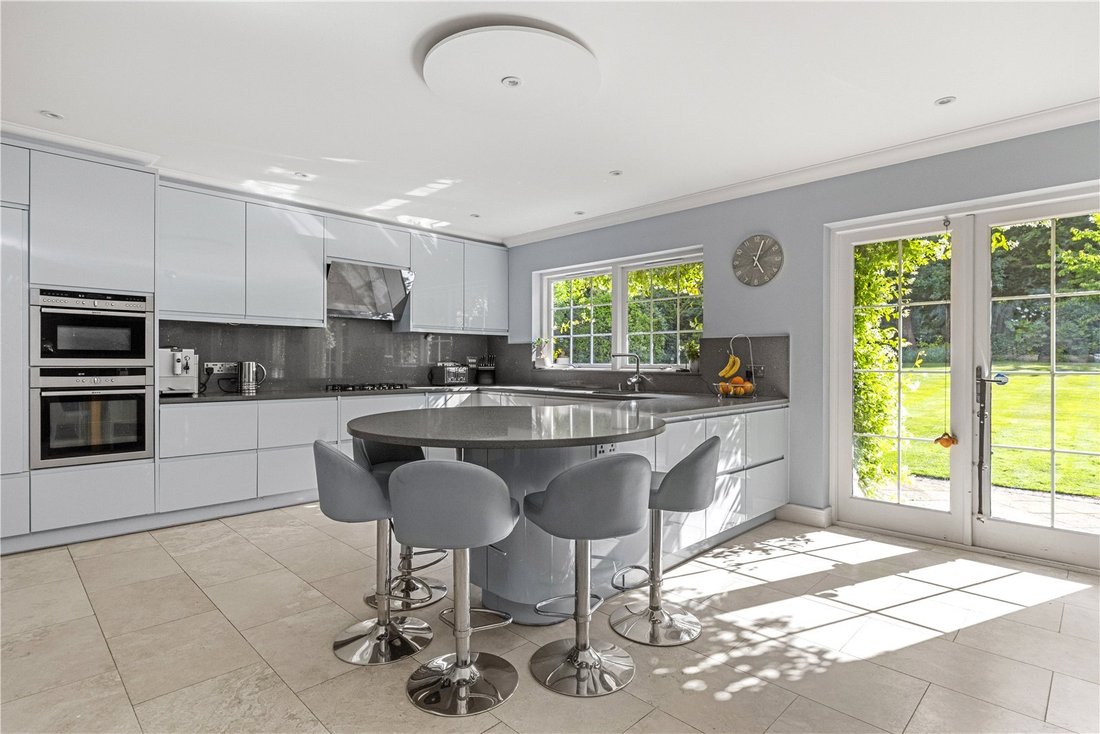 House in Oxshott, Elmbridge, England 5 - 18213147