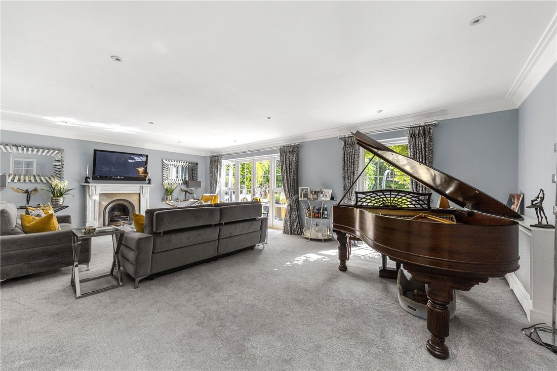 House in Oxshott, Elmbridge, England 3 - 18213147