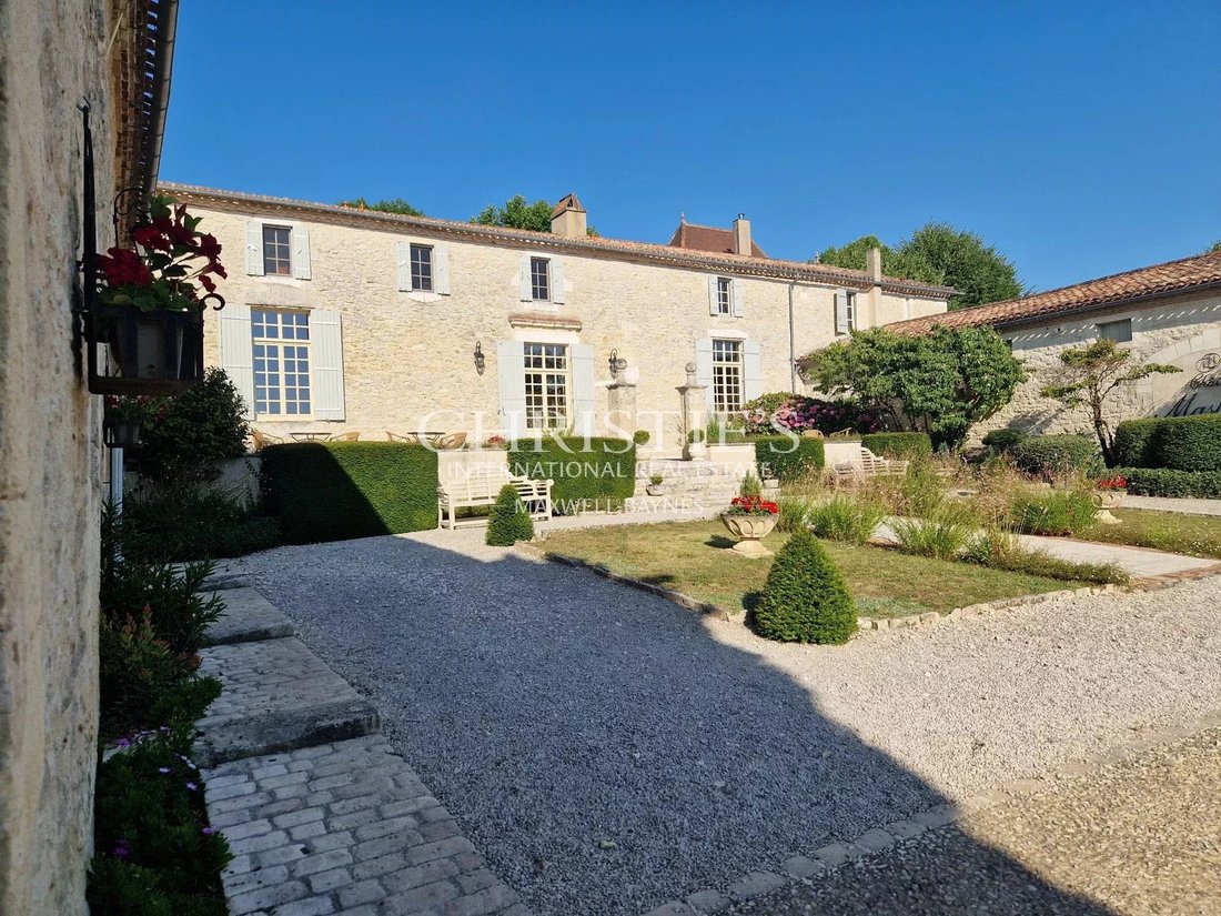 Castle in Sainte-Foy-la-Grande, Nouvelle-Aquitaine, France 2 - 17491853