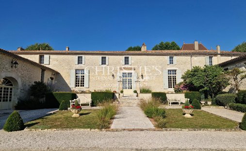 Castle in Sainte-Foy-la-Grande, Nouvelle-Aquitaine, France 1