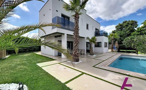 House in Lagrave-Le Bourg, Ambares-et-Lagrave, France 1
