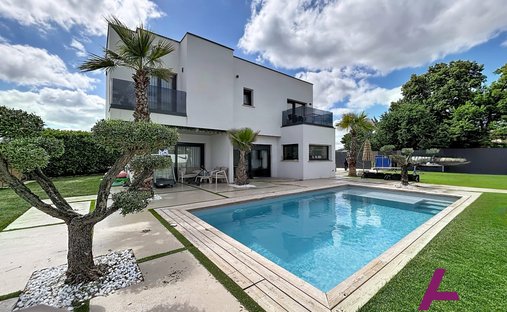House in Lagrave-Le Bourg, Ambares-et-Lagrave, France 1