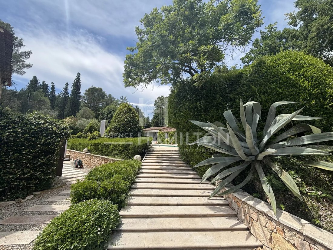 Villa in Châteauneuf-Grasse, Provence-Alpes-Côte d'Azur, France 1 - 18213433