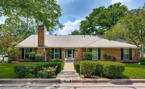 House in Bedford, Texas, United States 1