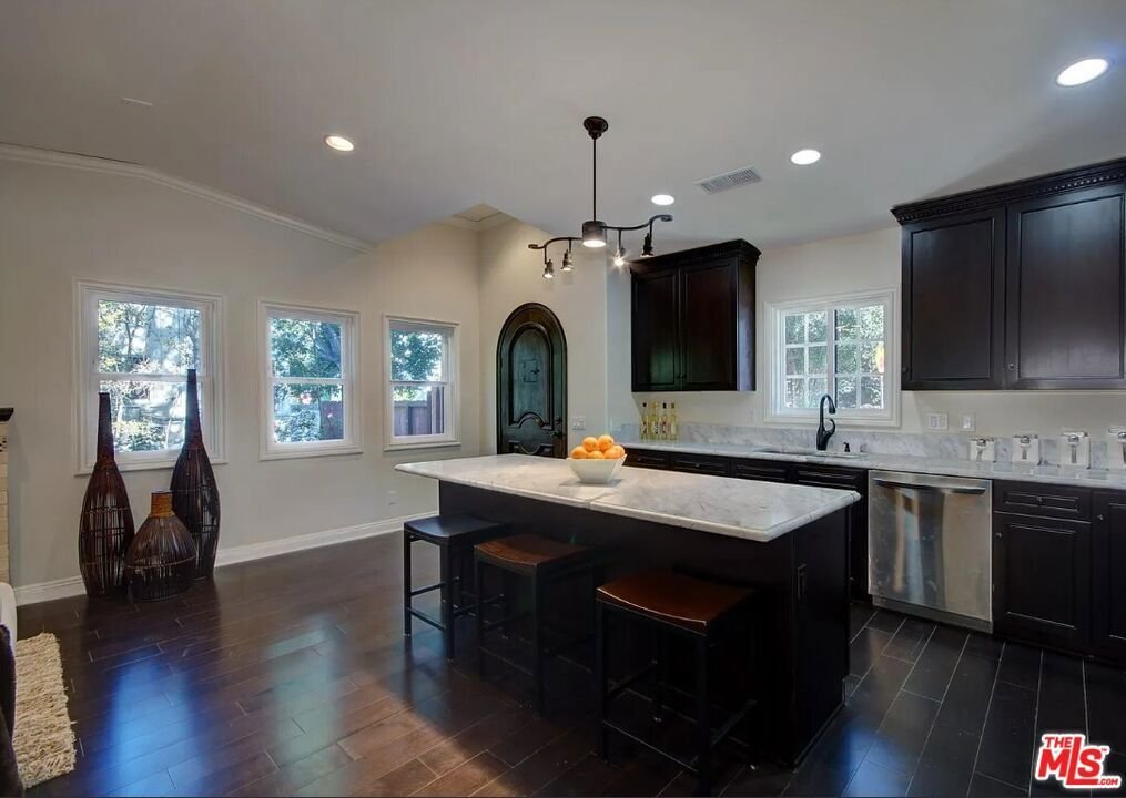 Los Angeles, California, United States 5 - 18216141
