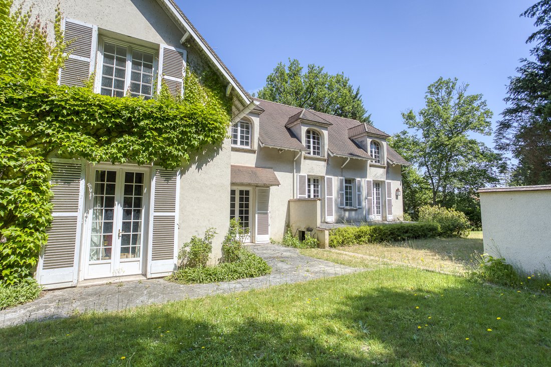 House in Les Bréviaires, Ile-de-France, France 1 - 17697705