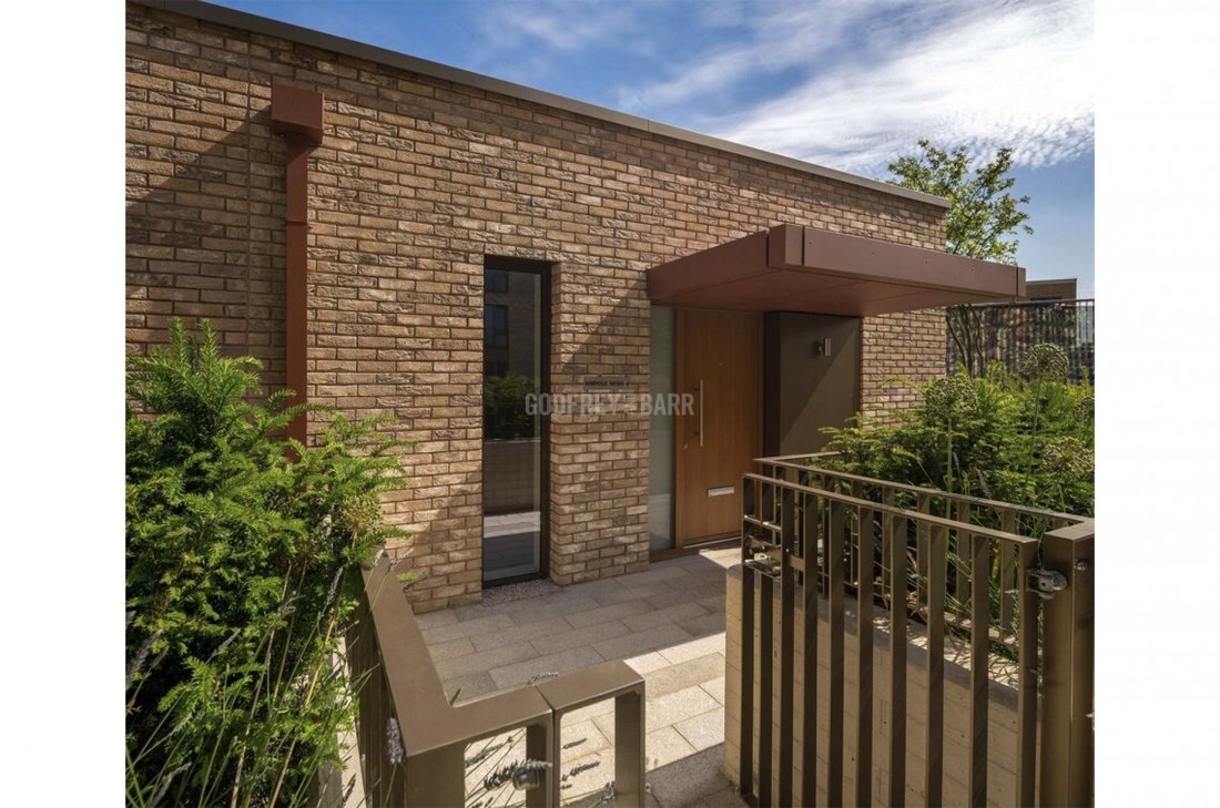House in Barnet, England 4 - 16777011