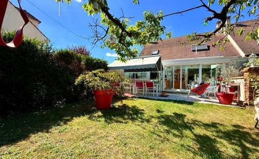 House in Village Doumer, Carrieres-sur-Seine, France 1